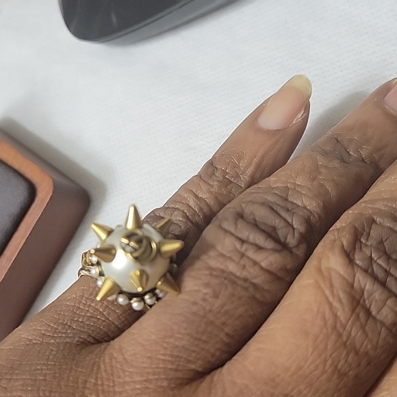 GUCCI SPIKE STUDDED SPIKED INTERLOCKING GG LOGO RING - Picture 9 of 11